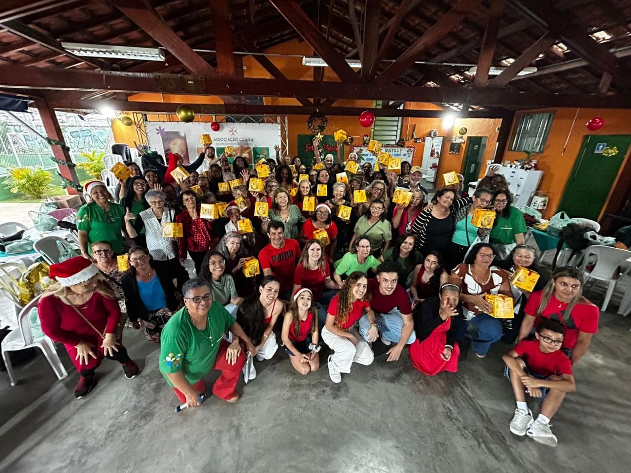 Uma tarde de acolhimento, bem-estar e alegria aos idosos, unindo cuidado com a saúde, momentos de convivência e a entrega de carinho em forma de atenção, presentes e apoio básico.